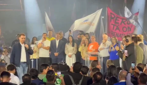 “Enquanto nós temos Tarcísios e Tarcísias, o atual governo tem Dilmos e Dilmas”: Flávio dispara contra PT