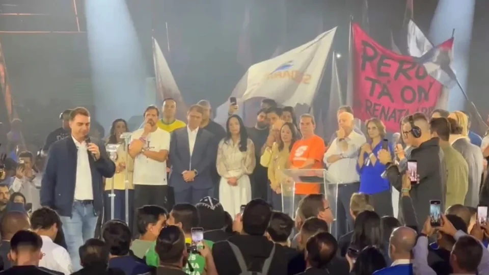 “Enquanto nós temos Tarcísios e Tarcísias, o atual governo tem Dilmos e Dilmas”: Flávio dispara contra PT
