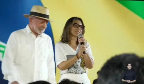 Janja usa discurso de afeto e defesa das mulheres ao subir ao palco na largada da campanha de Lula