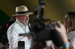 Lula admite falha em convenção do PT e coloca Janja no centro do palco após cobrar espaço para mulheres