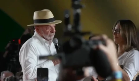 Lula admite falha em convenção do PT e coloca Janja no centro do palco após cobrar espaço para mulheres