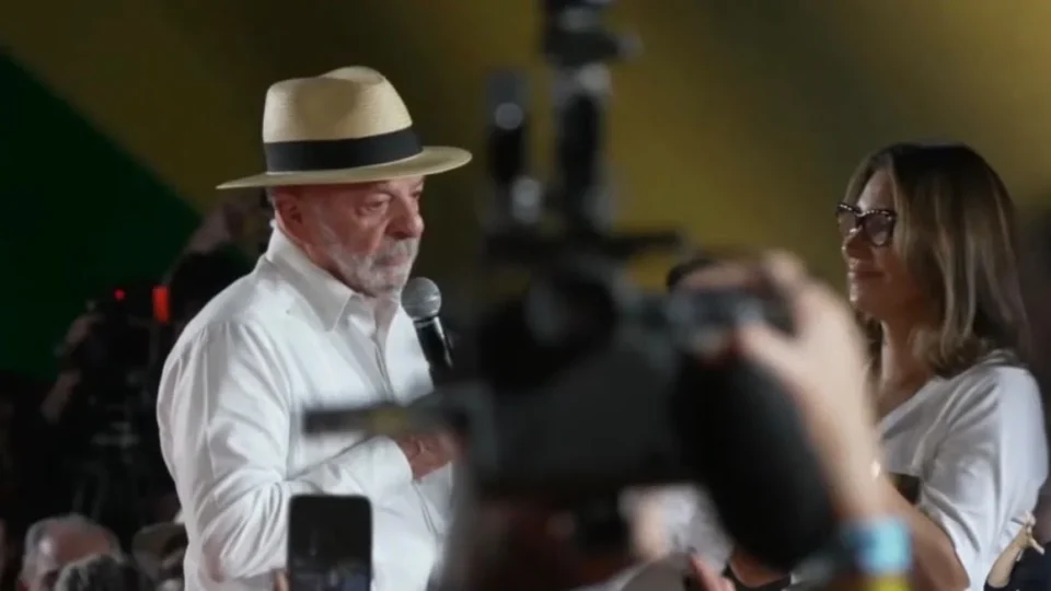 Lula admite falha em convenção do PT e coloca Janja no centro do palco após cobrar espaço para mulheres