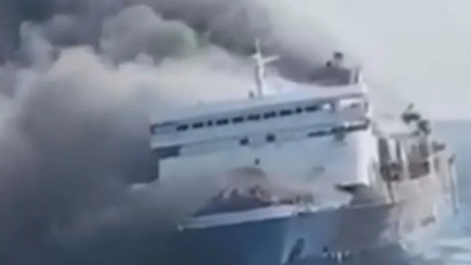 Incêndio em ferry deixa mortos e dezenas de desaparecidos na Indonésia
