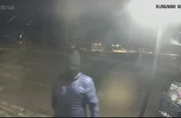 Homem mascarado é procurado após destruir carros e danificar portaria de condomínio em Cotia