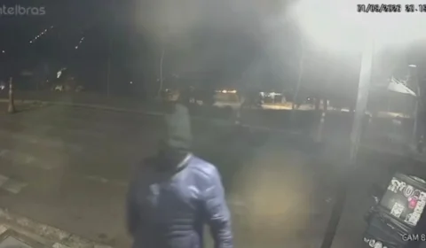 Homem mascarado é procurado após destruir carros e danificar portaria de condomínio em Cotia