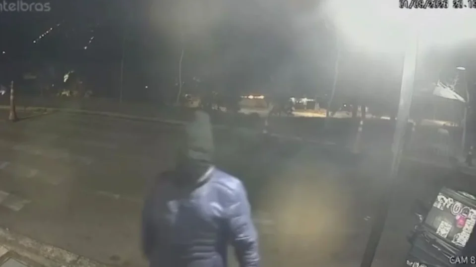 Homem mascarado é procurado após destruir carros e danificar portaria de condomínio em Cotia