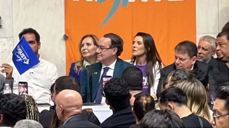 “O Brasil está polarizado, radicalizado e paralisado”, diz Augusto Cury em convenção