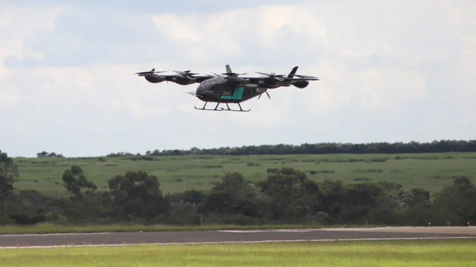Carro voador da Embraer faz teste histórico e avança para nova fase nos EUA