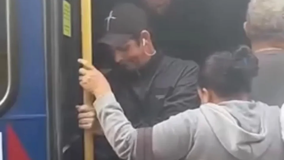 Vídeo mostra ônibus lotado e revela drama de passageiros durante greve dos trens em SP