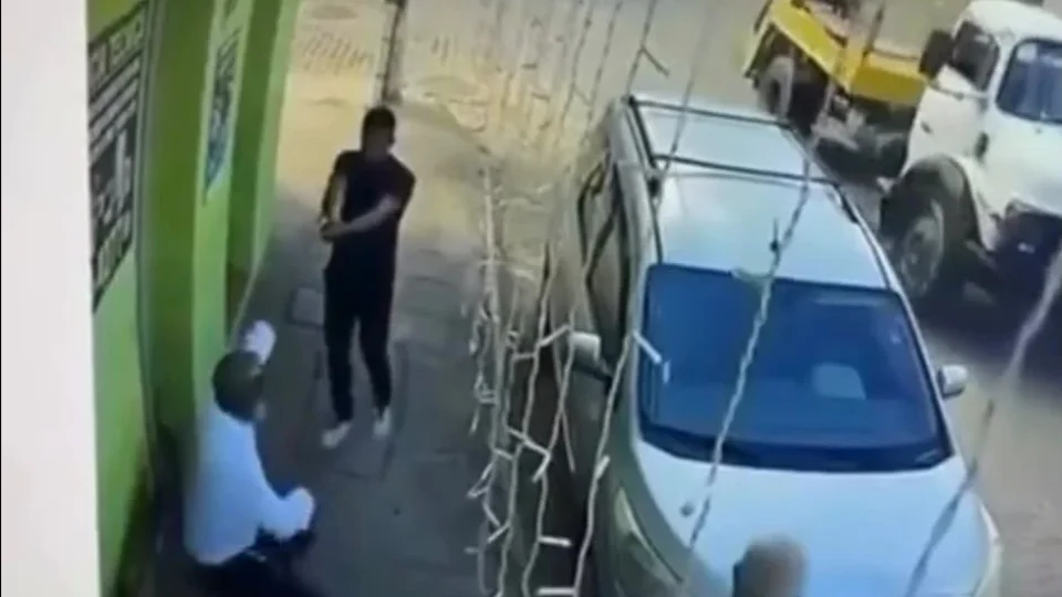 Vídeo: vítima reage, toma revólver de suspeito e evita ataque em MG
