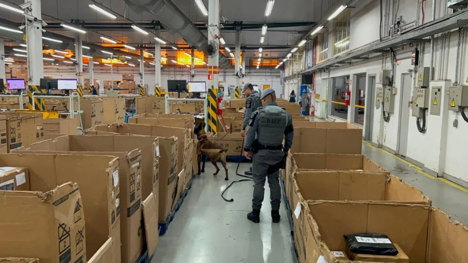 Operação mira centros dos Correios em SP e encontra drogas escondidas até em panela de pressão