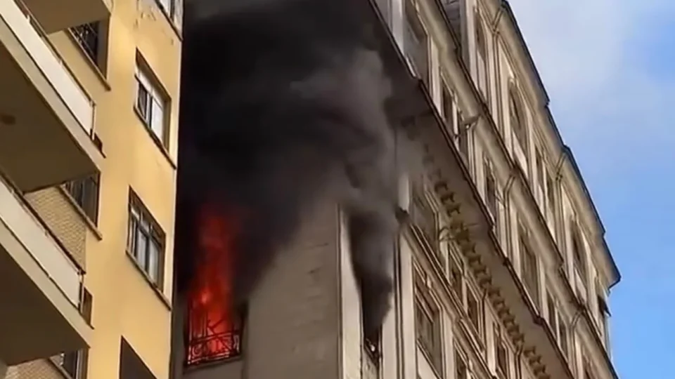 Incêndio atinge 8º andar de prédio no Centro de São Paulo e mobiliza oito viaturas dos Bombeiros