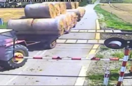 Motorista para trator sobre trilhos e trem atinge reboque carregado de palha na Polônia; vídeo impressiona