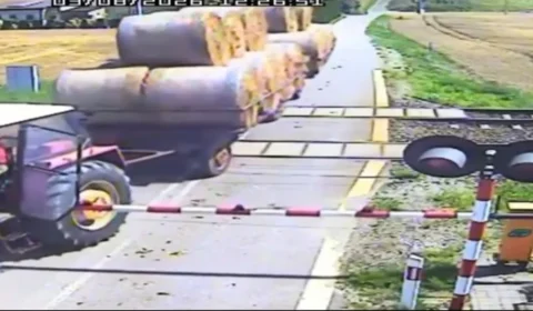 Motorista para trator sobre trilhos e trem atinge reboque carregado de palha na Polônia; vídeo impressiona