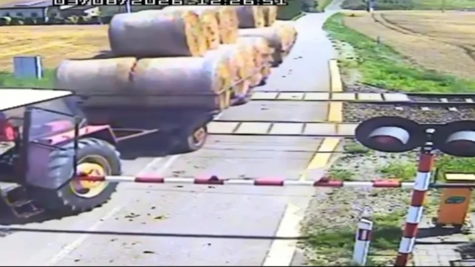 Motorista para trator sobre trilhos e trem atinge reboque carregado de palha na Polônia; vídeo impressiona
