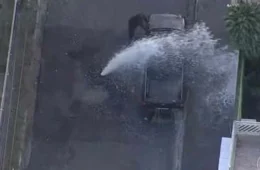 Rompimento de tubulação transforma rua em ‘cachoeira’ e motorista aproveita para lavar o carro em SP