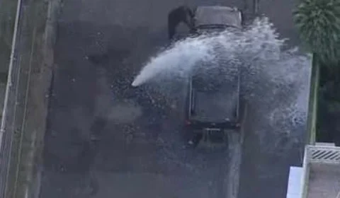 Rompimento de tubulação transforma rua em ‘cachoeira’ e motorista aproveita para lavar o carro em SP