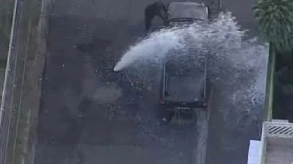 Rompimento de tubulação transforma rua em ‘cachoeira’ e motorista aproveita para lavar o carro em SP
