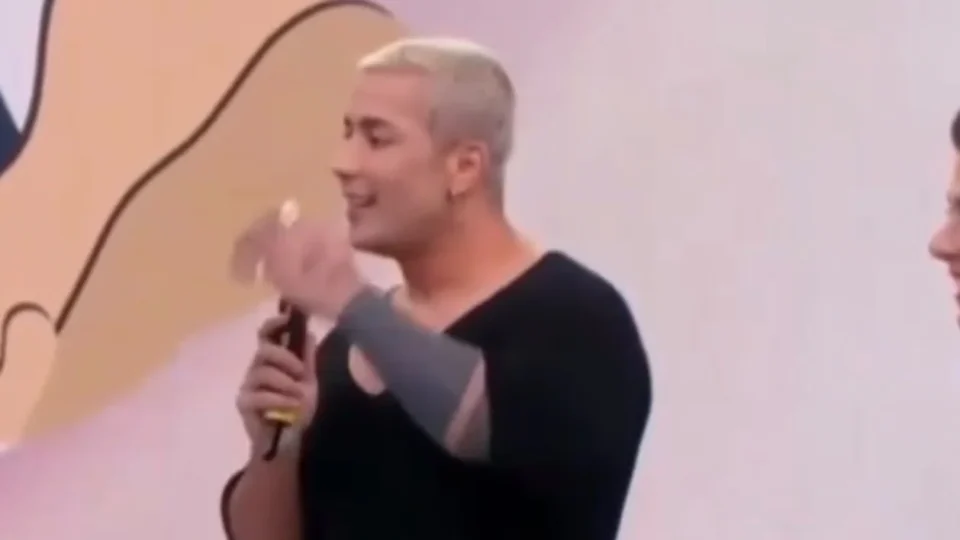 Ratinho recebe críticas após comentário sobre visual de cantor durante programa