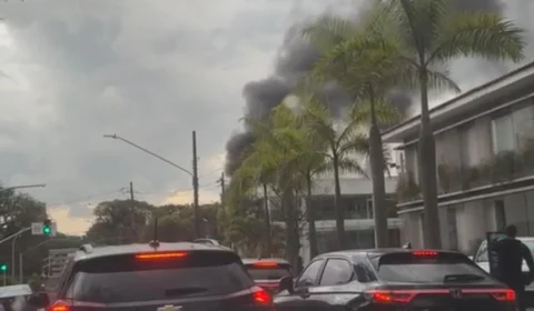Incêndio atinge prédio comercial nos Jardins e mobiliza equipes dos Bombeiros na Avenida Brasil