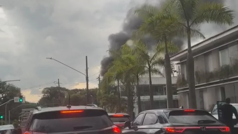 Incêndio atinge prédio comercial nos Jardins e mobiliza equipes dos Bombeiros na Avenida Brasil