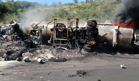 Carreta pega fogo após batida e interdita BR-116 em MG