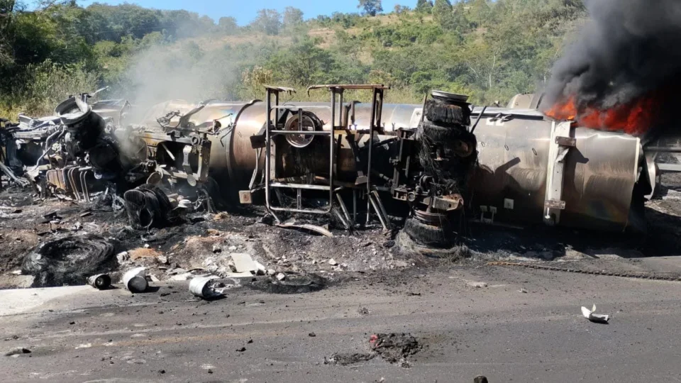 Carreta pega fogo após batida e interdita BR-116 em MG