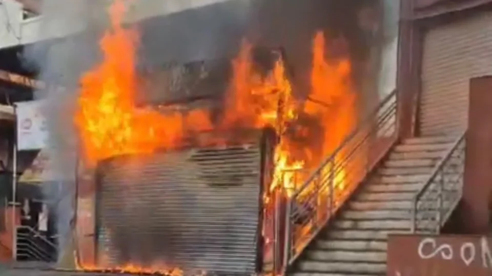 Pastelaria pega fogo e é destruída por incêndio em BH