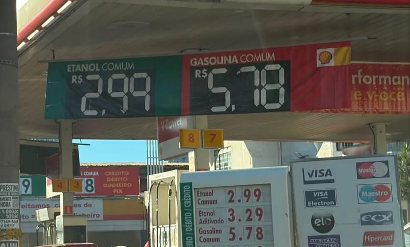 Em Belo Horizonte, é possível encontrar etanol por menos de R$ 3 e gasolina abaixo de R$ 6; combustíveis ajudaram a aliviar a inflação em julho.
