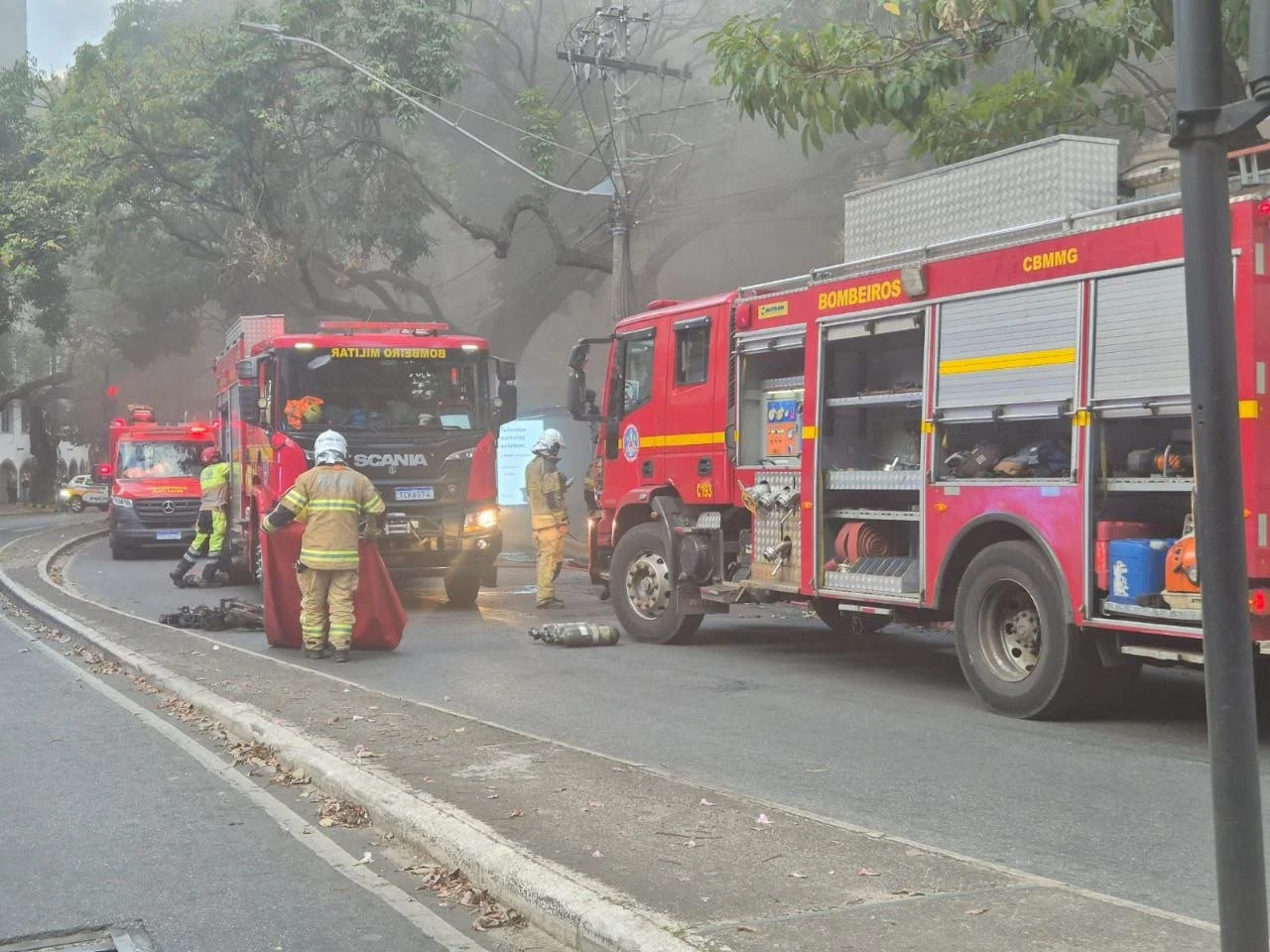 Bombeiros trabalham no combate ao incêndio que atingiu um prédio abandonado da Oi, na Avenida Prudente de Morais, em Belo Horizonte, neste domingo (9). Ao todo, 25 militares e sete viaturas foram mobilizados na ocorrência.