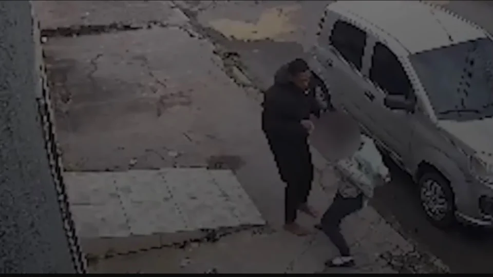 Menina é enforcada durante assalto e implora para não ter celular levado em Duque de Caxias