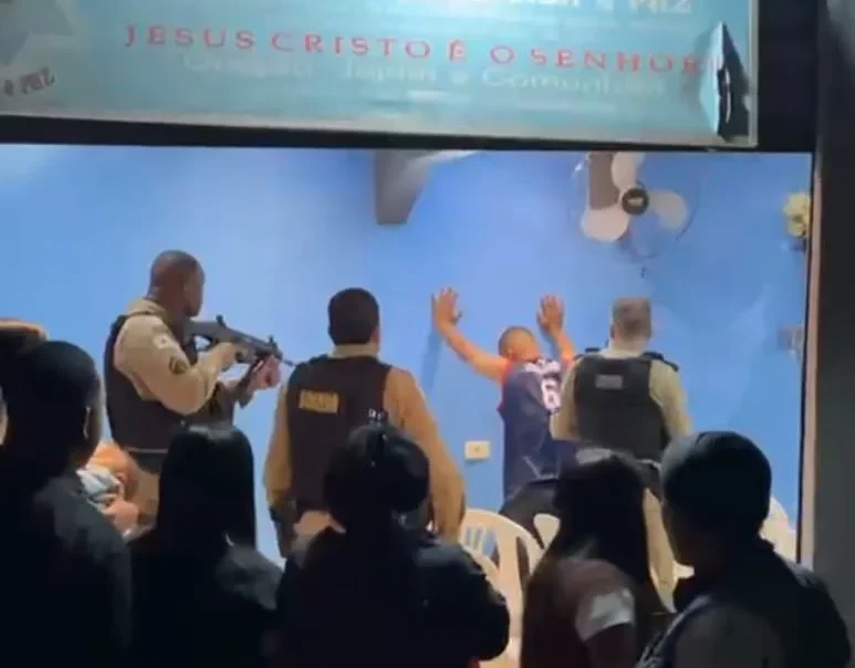 Rogério Pereira dos Santos, de 38 anos, foi preso dentro de uma igreja no bairro Vale da Esperança, em Nova Lima, após fugir do local do crime e atirar contra policiais.