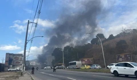 Tiroteio na Mangueira provoca protesto, fogo e caos no trânsito do Rio