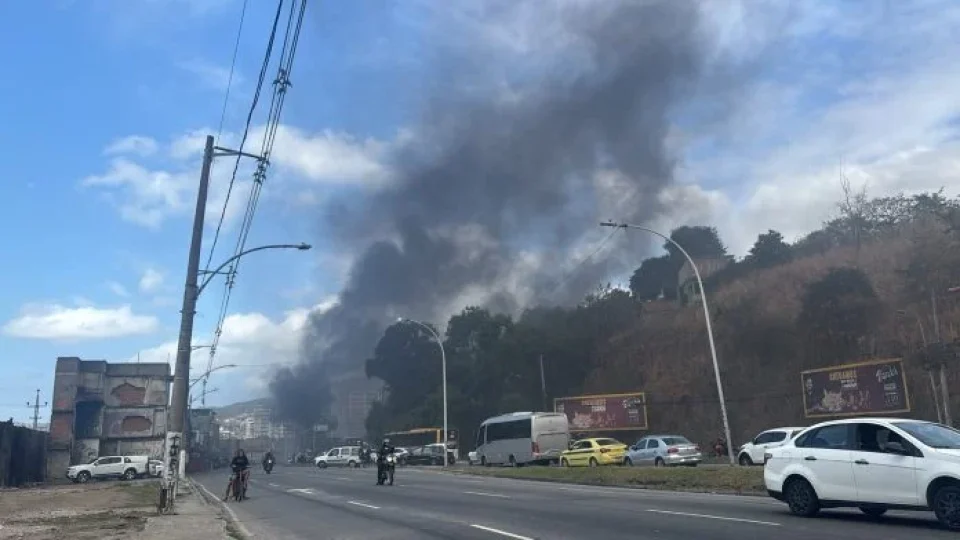Tiroteio na Mangueira provoca protesto, fogo e caos no trânsito do Rio