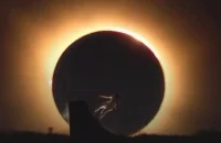 Skatista viraliza ao realizar manobra durante eclipse solar