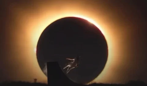 Skatista viraliza ao realizar manobra durante eclipse solar