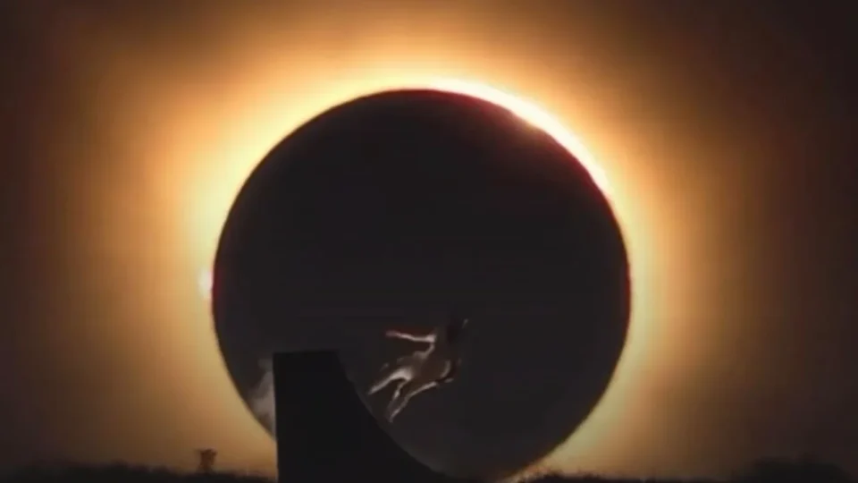 Skatista viraliza ao realizar manobra durante eclipse solar