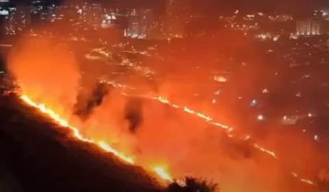 Grande incêndio atinge área de vegetação em São Carlos e fumaça se espalha pela cidade