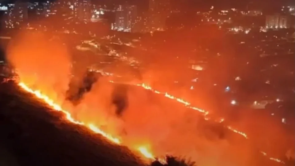 Grande incêndio atinge área de vegetação em São Carlos e fumaça se espalha pela cidade