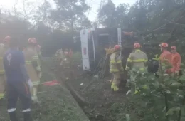 Tombamento de ônibus deixa 8 mortos na BR-040, em Petrópolis, no RJ