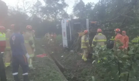Tombamento de ônibus deixa 8 mortos na BR-040, em Petrópolis, no RJ