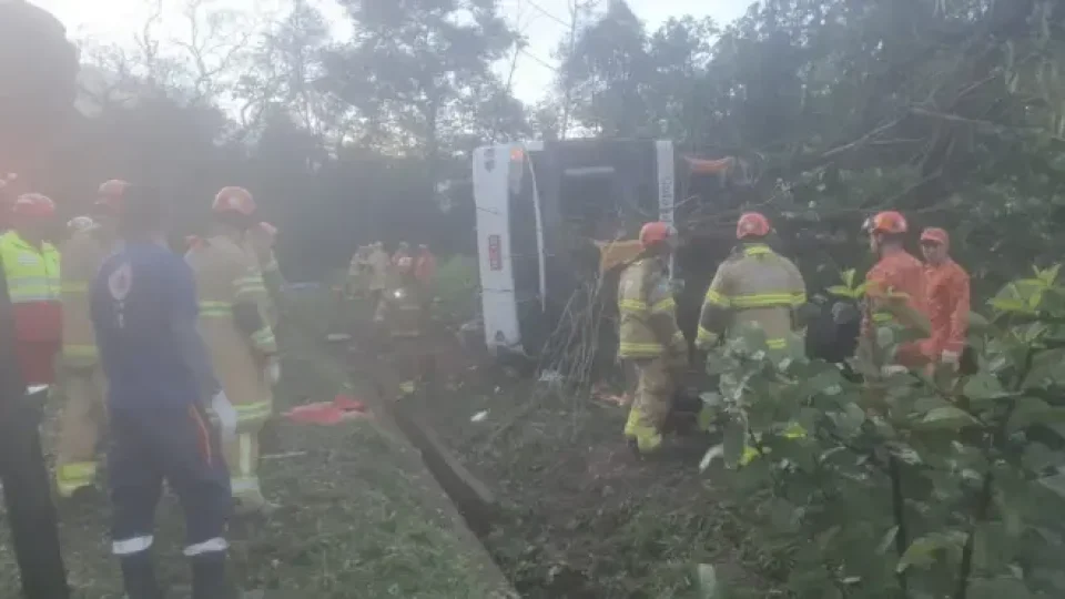 Tombamento de ônibus deixa 8 mortos na BR-040, em Petrópolis, no RJ