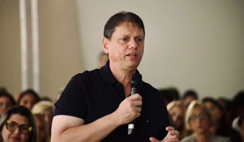 Tarcísio lança campanha à reeleição com foco em saúde e segurança para mulheres em Osasco
