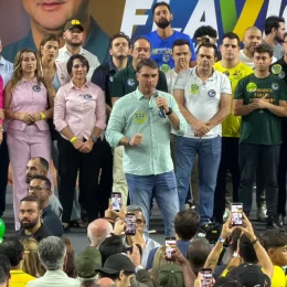 Flávio Bolsonaro lança Roscoe em BH com ataques a Lula e discurso duro na segurança