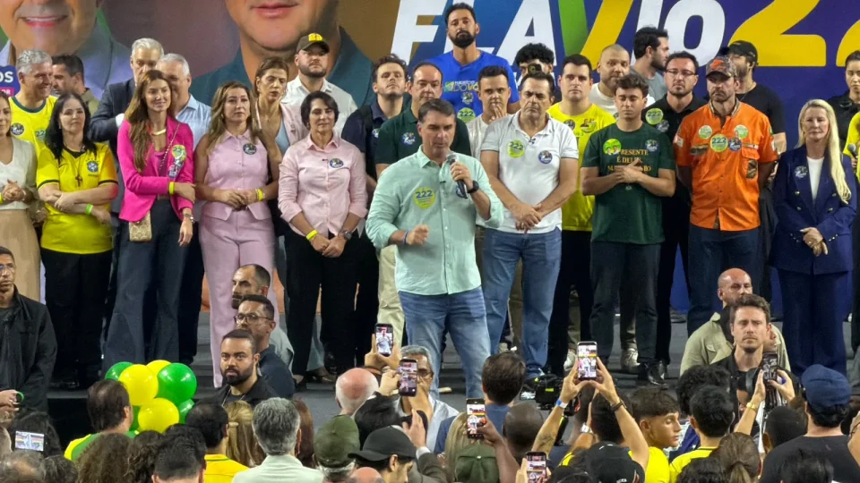 Flávio Bolsonaro lança Roscoe em BH com ataques a Lula e discurso duro na segurança