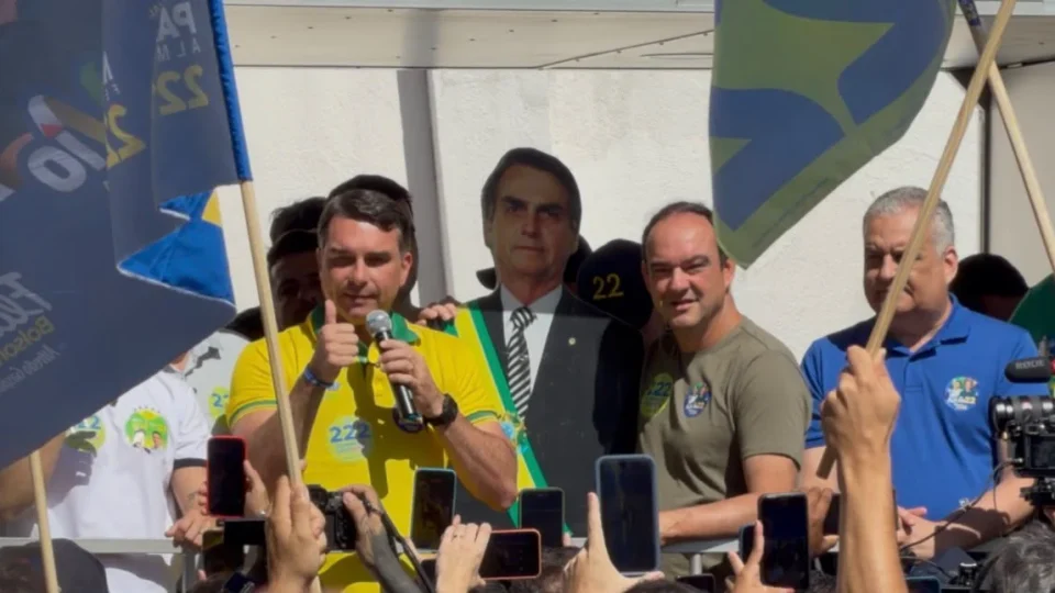 Com críticas a Lula, Flávio Bolsonaro cumpre segundo dia de agenda em BH