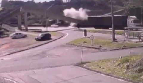 Caminhão derruba passarela na Fernão Dias, deixa dois mortos e interdita rodovia; veja vídeo