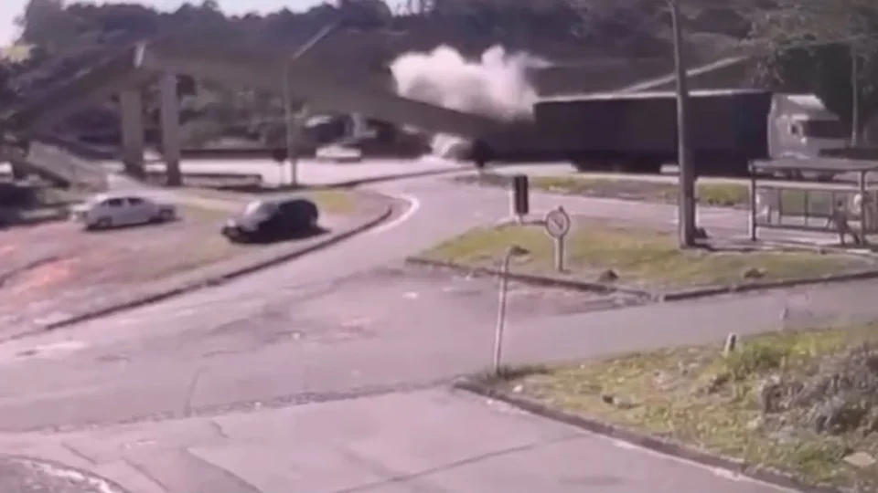 Caminhão derruba passarela na Fernão Dias, deixa dois mortos e interdita rodovia; veja vídeo