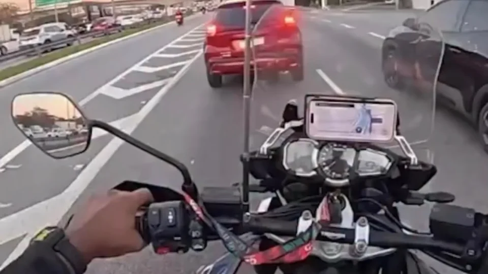 Homens escondidos em bananeiras na Marginal Tietê viralizam nas redes