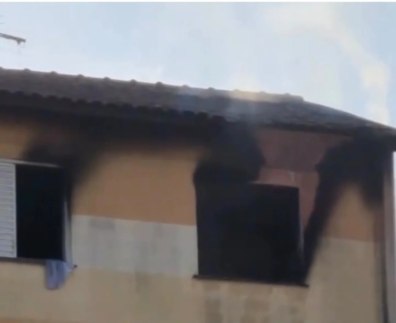 Moradores conseguiram deixar o imóvel em segurança e equipes dos bombeiros trabalharam por cerca de uma hora para controlar as chamas